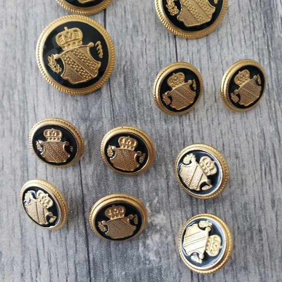 Vintage Gold Metal With Green Enamel Detail Crest Buttons - Picture 3 of 5